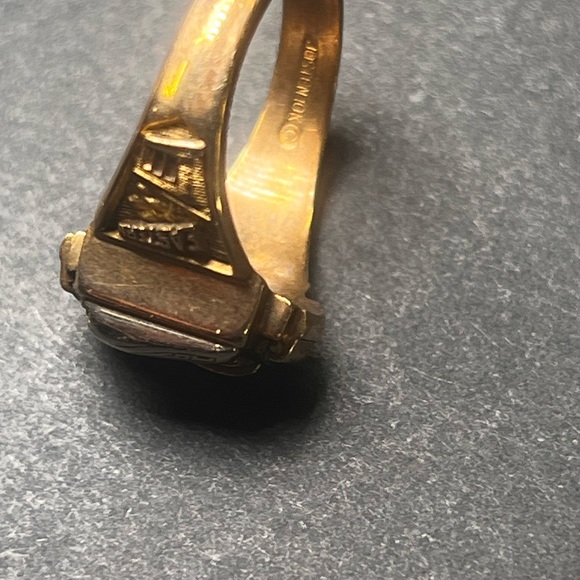 Josten 10K Emerald Eastern Eagles π¦
Class Ring π Elegant High School π« Luxury - Picture 10 of 16